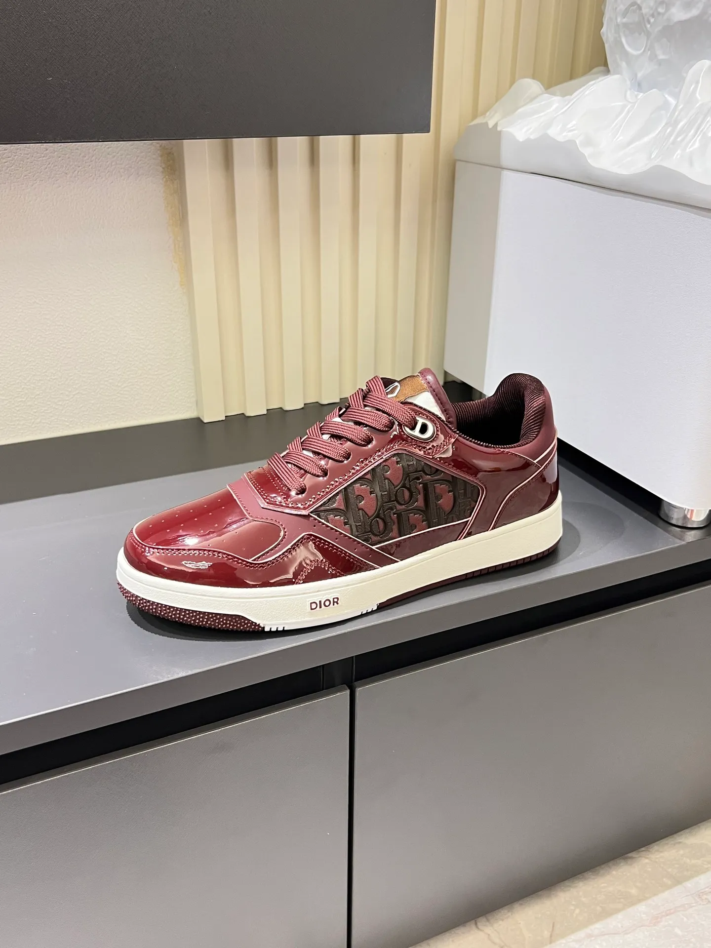 Men's shoes 💰p400 "Dio*" mid-top B27 casual sneakers. This B27 high-top sneaker is a new product in the series and continues Di*r's classic style. Crafted from gray and white smooth calf leather with beige and black Oblique print panels on the sides. The "CD Icon" shaped shoelace eyelets are clever and delicate, and the two-color rubber sole, rear collar and heel are all equipped with the brand's iconic details to enhance the style. Oblique printed straps at the ankle allow for an adjustable fit to complement the overall design. Fashionable and versatile, it can complement any look. Create an exquisite design with unique dynamic vitality and modern atmosphere, presented in low-top and high-top styles. This new must-have shoe adds a new dimension to Dior's archive heritage, embodying modern elegance. Purchase the original version and make it 1:1. If you need top quality, please come to me! Male 38-44!